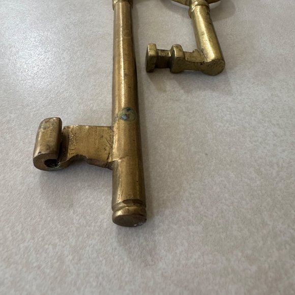 Antique vintage solid brass set of 2 two decorative skeleton keys - Picture 3 of 3